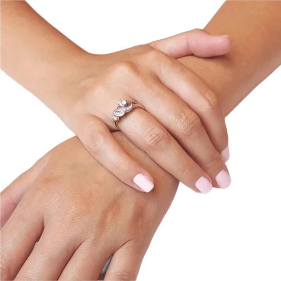 Angel Wing Silver and Zircon Ring - Picture 2 of 5